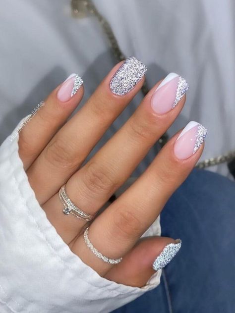 Short white and silver glitter nails with chevron tips Nails With Silver Tips, White Nails With Silver, Nails With Silver, White Gel Nails, Silver Nail Designs, Unghie Sfumate, New Years Nail Designs, Silver Glitter Nails, Silver Tips