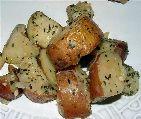 Stove Top Baby Red Potatoes With Basil, Shallots and Garlic. Photo by mariposa13...Beyond yummy!!!!!! Garlic Photo, Potatoes On The Stove, Red Potato Recipes, Parsley Recipes, Roasted Baby Potatoes, Small Red Potatoes, Baby Red Potatoes, Garlic Recipe, Roasted Red Potatoes