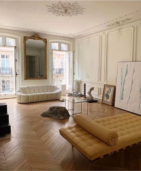 Leia Sfez on Instagram: “Adding this flat on my wishlist 🙌🏻” Parisian Modern, Nyc Closet, Parisian Interior, Interior Design Minimalist, French Apartment, Lux Life, Office Meeting, Parisian Apartment, Contemporary Interiors