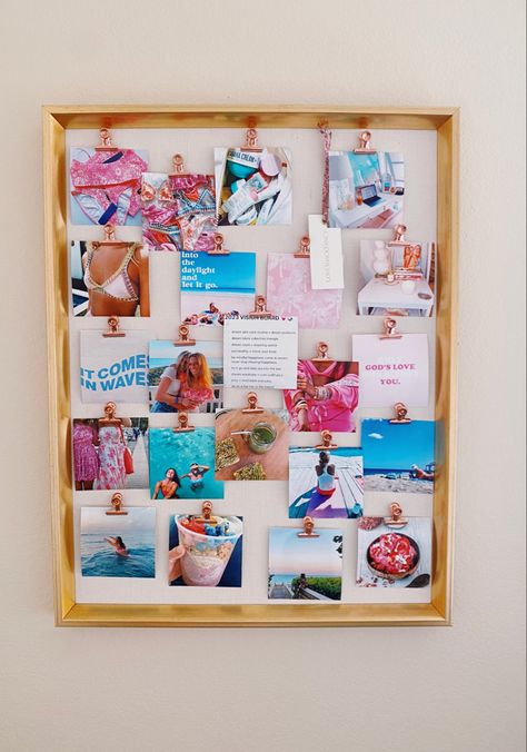 Preppy Bulletin Board Ideas For Bedroom, College Room Inspo Aesthetic, College Desk Decor, College Dorm Picture Collage, Pictures In Dorm Room, Bedroom Picture Collage, Cute Dorm Decor Ideas, College Picture Wall, Cute Beachy Dorm Room