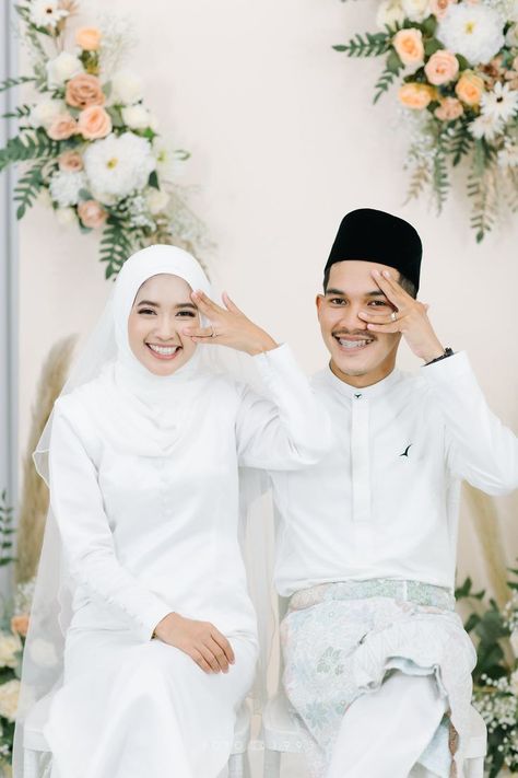 Muslim Wedding Photos, Baju Kahwin, Muslim Wedding Photography, Muslimah Wedding, Korean Wedding Photography, Foto Wedding, Engagement Photography Poses, Wedding Gown Inspiration, Wedding Portrait Poses