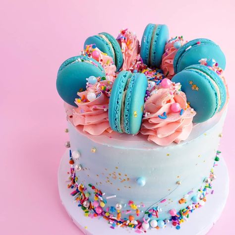 Macaroon Birthday Cake Ideas, Macaron On Cake, Blue Cake With Macarons, Maccarone Cake, Macaron Decorated Cake, Macroon Cake Ideas, Birthday Cake With Macarons On Top, Macaroon Cake Decoration, Macaroons Cake Decoration