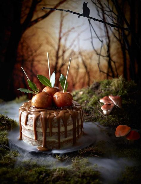 Toffee apple cake Bonfire Cake, Bonfire Night Food, Cake Fall, Magazine Recipe, Easy Apple Cake, Apple Cake Recipe, Fresh Apple Cake, Paul Hollywood, Toffee Apple