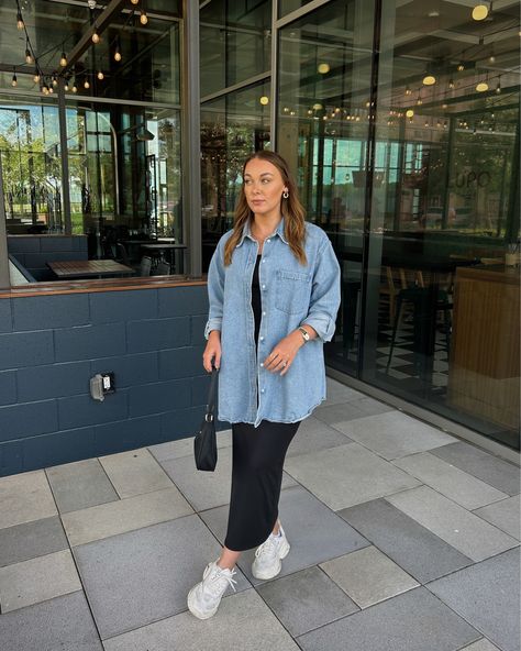 Open Denim Shirt Outfit Women, Long Denim Button Up Shirt Outfit, Denim Overshirt Outfit Women, Denim Oversized Shirt Outfit, Oversize Denim Shirt Outfit, Oversized Denim Shirt Outfit Women, Oversized Jean Shirt Outfits, Shirt Outfit Black Women, Jean Shirt Outfit