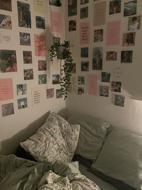 Room Green Aesthetic, Messy Room Aesthetic, Dusty Pink Bedroom, Nyc Rooms, Aesthetic Enhypen, Bedroom Plan, Messy Bed, Room Green, Flower Bedroom