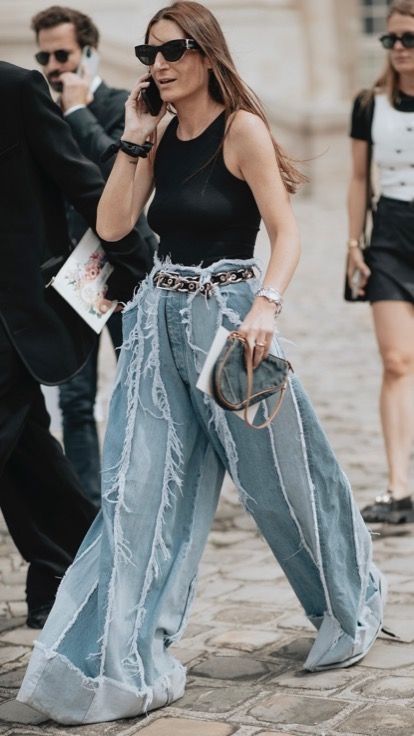 Spring 2023 Menswear Street Style – theFashionSpot Looks Total Jeans, Menswear Street Style, Denim Street Style, Jeans Street Style, Fall Trends Outfits, Denim Ideas, All Jeans, Couture Mode, Denim Trends