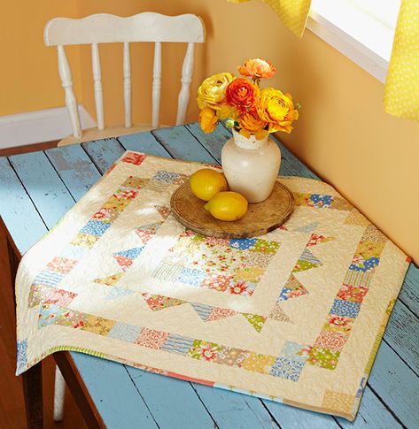 Table Runner Ideas Round Table, Table Toppers For Round Tables, Free Pot Holder Patterns, Pot Holder Patterns, Handmade Pot Holders, Small Quilt Projects, Bow Pillows, Table Topper Patterns, Birthday Centerpiece