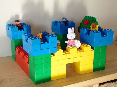 Duplo building - Castle complete Lego Princess Castle, Lego Duplo Building Ideas Toddlers, Duplo Building Ideas, Lego Castle Ideas, Lego Duplo Building Ideas, Duplo Ideas, Lego Challenge, Lego Club, Construction Lego