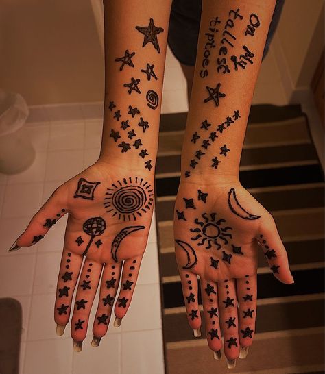 Henna, taylor swift, taylor swift tattoo, eras tour, eras toyr aesthetic, folklore, folklore tattoo, mirror ball, eras tour outfit Taylor Swift Henna Tattoo, Taylor Swift Henna Designs, Taylor Swift Henna, Tattoo Mirror, Folklore Tattoo, Swift Tattoo, Doll Hairstyles, Taylor Swift Taylor Swift, Henna Inspo