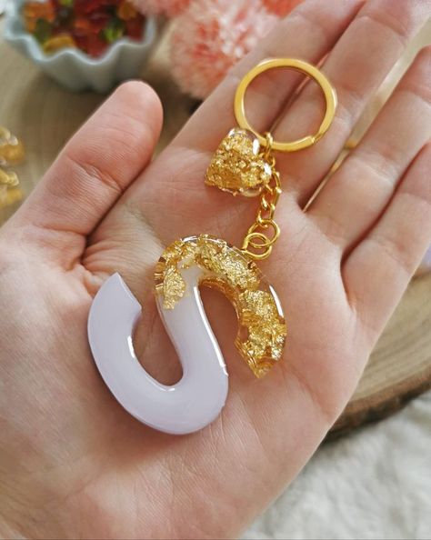 Diy Resin Gifts, Diy Resin Keychain, Ocean Resin Art, Alphabet Keychain, Keychain Resin, Pop Sockets, Letter Keychain, Resin Crafts Tutorial, Ocean Resin