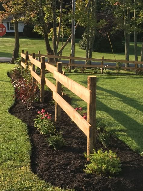 Land Scaping, Farmhouse Garden, Fence Landscaping, Have Inspiration, Garden Yard Ideas, Backyard Fences, Wooden Fence, Garden Fencing, Fence Design