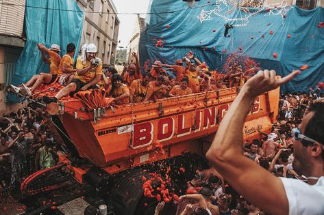 Tomatina Festival, La Tomatina Festival, La Tomatina, Big Tomato, Spanish People, Festival Aesthetic, American High School, Explore Dream Discover, By Bus