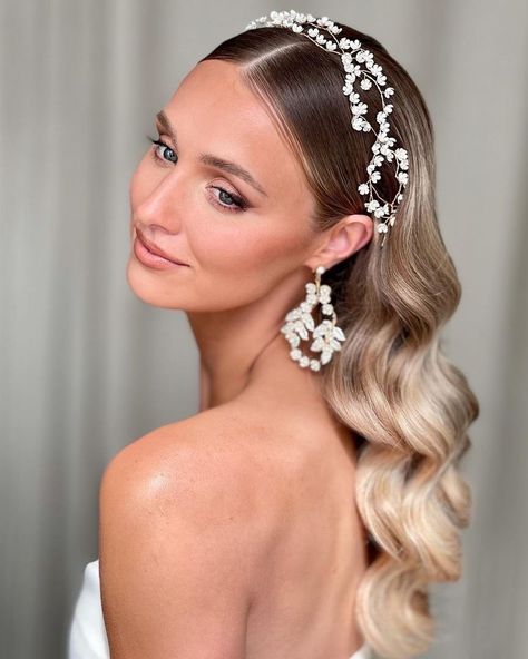 Hair For Brides, Cute Wedding Hairstyles, Bridal Hair Down, Best Bridal Makeup, Bridal Gallery, Online Academy, Hollywood Waves, Cute Wedding, Wedding Hair Inspiration