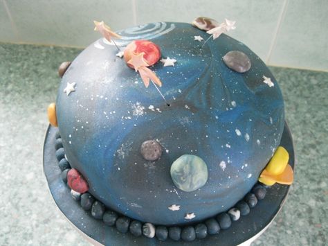 Inspiration: couleur!! Royal Blue Cake, Solar System Cake, Globe Cake, Planet Cake, Galaxy Cake, Cakes For Boys, Fancy Cakes, Cake Creations, Pretty Cakes