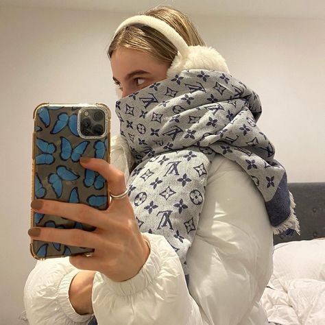 Lv Scarf Outfit, Louis Vuitton Scarf Outfit, Bella Hadid Summer, Scarf Selfie, Burberry Scarf Outfit, Streetwear London, Scarf Outfit Winter, Louis Vuitton Outfit, Lv Scarf