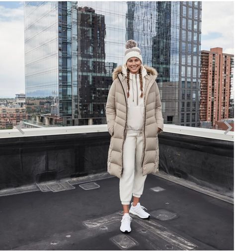 Beige Parka Outfit Winter, Beige Parka Outfit, Beige Puffer Coat Outfit, White Puffer Coat Outfit, Beige Winter Jacket, Long Puffer Coat Outfit, Beige Parka, Puffer Coat Outfit, Outfit Europe