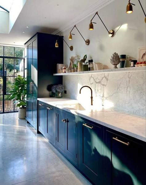 Dark Kitchen Splashback Ideas, Dark Kitchen Marble Counter, White Marble Splashback Kitchen, White Marble Kitchen Tiles, Marble Splash Back Kitchen, Dark Kitchen Units, Tiles Splashback Kitchen, Splashback Ideas Kitchen, Marble Kitchen Splashback