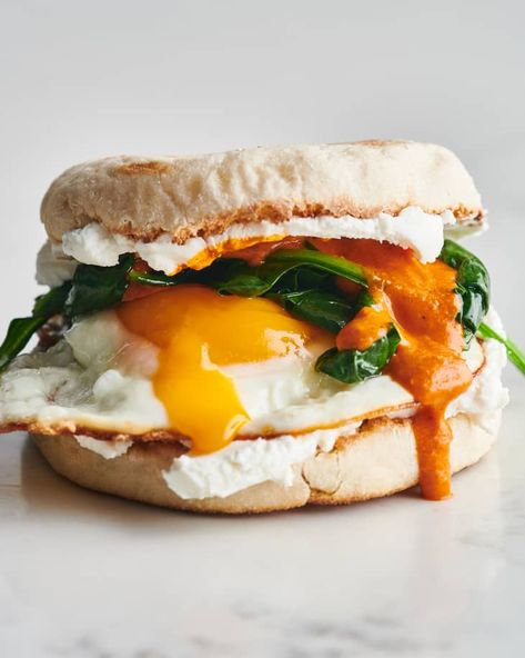 Vegetarian Breakfast Sandwich, Sandwich Breakfast, Mediterranean Breakfast, Breakfast Slider, Breakfast Sandwich Recipes, Breakfast Photography, Wilted Spinach, Chicken Alfredo Pasta, Breakfast Sandwiches