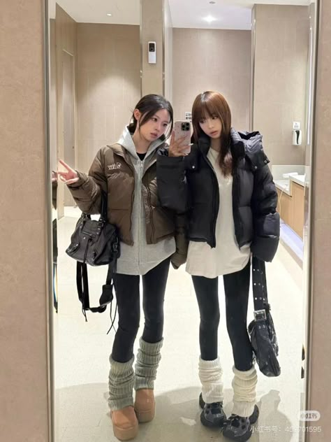 Matching Bff Outfits Aesthetic, Cute Outfits With Gray Leggings, Matching Winter Outfits Friends, White Oversized Cardigan Outfit, Sock Warmers Outfit, Seoul Winter Fashion, Winter J Fashion, Japanese Winter Outfits Women, Matching Outfits Best Friend For School