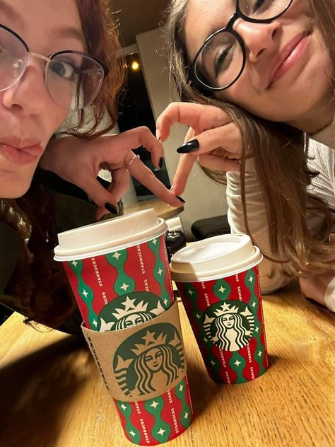 Starbucks Aesthetic Christmas, Christmas Photos Best Friends, Christmas Bestie Pictures, Starbucks Poses, Starbucks Photoshoot Ideas, Christmas Starbucks Cups, Starbucks Selfie, Cute Bff Pictures, Starbucks Photography