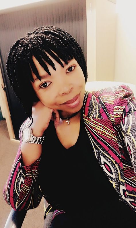 Box braids with fringe Short Braids With Fringe, African Braids With Bangs, Cornrows Braids With Bangs, Braids With Fringe Hairstyles African, Box Braids With Fringe, Braids With A Fringe, Braided Bob With Bangs, Box Braids Bob, Fringe Braid