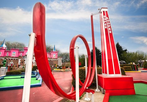 Best outdoor mini golf courses to putt putt around Golf Landscape, Backyard Games Diy, Mini Golf Ideas, Outdoor Mini Golf, Chicago Ideas, Golf Card Game, Dubai Golf, Family Fun Center, Golf Baby