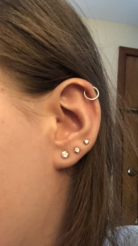 My triple lobe and helix piercing Ušný Piercing, Ear Piercing For Women, Ear Piercing Helix, 3 Ear Piercings, Piercing Bouche, Bodysuit Tattoos, Piercing Face, Ear Peircings, Ear Piercings Chart