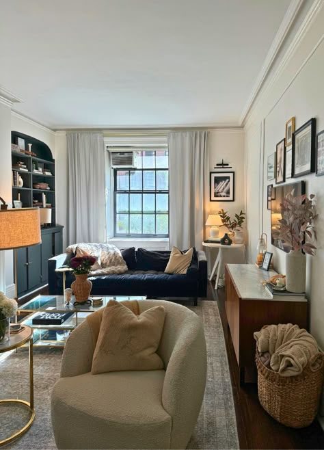 This NYC Apartment Is the Epitome of Cozy Comfort and Architectural Charm New York Apartment Aesthetic, Nyc Apartment Decorating, Nyc Studio Apartments, Chicago Condo, Boucle Chair, Nyc Decor, Nyc Interior Design, Nyc Living, Chicago Apartment