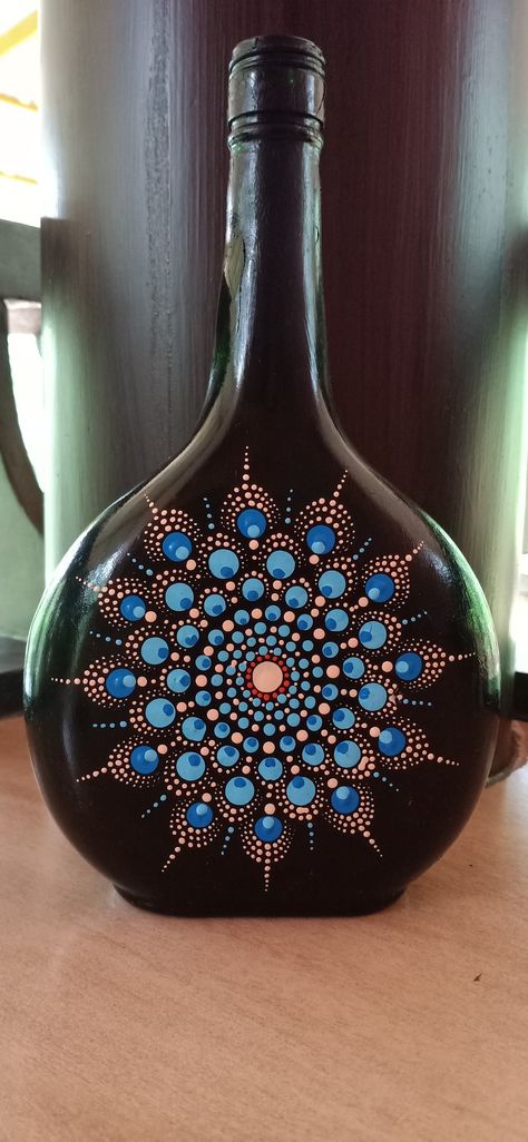 Dot Painting On Glass Bottles, Bottle Art Dot Painting, Mandela Art On Bottle, Mandala Painting On Bottles, Mandala Art Bottle Design, Dot Bottle Painting, Dot Painting Bottles, Dot Mandala Bottle Art, Dot Art On Bottles