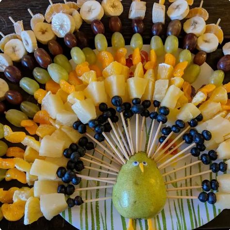 gorgeous Turkey fruit tray Turkey Fruit Tray Ideas, Turkey Fruit Skewers, Fruit Kabob Turkey, Fruit Turkey Centerpiece, Thanksgiving Fruit Turkey, Fruit Turkey Kabobs, Thanksgiving Fruit Ideas, Nature Themed Food, Fall Fruit Tray