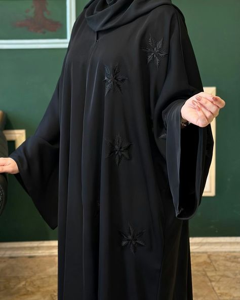 College Abaya, Burkha Designs Black Dubai, New Abaya Style Dubai, Simple Burkha Designs, Abaya Fashion Dubai Black, Burqa Designs Simple, Dubai Burkha Designs, Black Abaya Designs Dubai Style, Black Abaya Designs Dubai