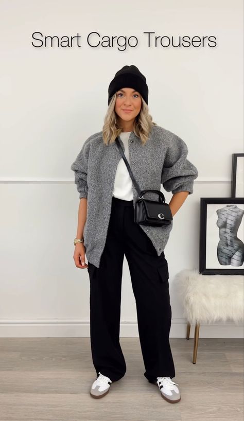 Cargo Trousers Outfit Winter, Trousers Outfit Winter, Cargo Trousers Outfit, Trouser Pants Outfits, Black Cargo Pants Outfit, Wide Leg Trousers Outfit, City Break Outfit, Trousers Outfit, Transitional Dressing