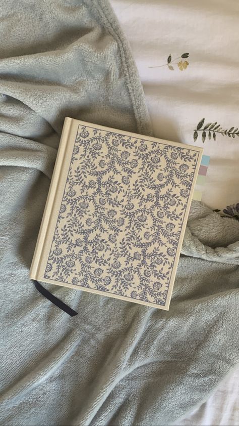 Aesthetic Bibles To Buy, Aesthetic Bible Cover, Aesthetic Bibles, Pretty Bibles, Bible Devotional Journal, Aesthetic Bible, Bible Cases, Cute Bibles, Bible Doodling