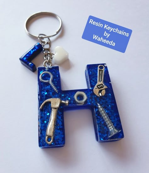 Resin Keyrings For Men, Resin Letter Keychain Ideas For Men, Resin Ideas For Men, Resin Letters, Handmade Rakhi Designs, Resin Crafts Tutorial, Homemade Art, Diy Resin Projects, Resin Jewelry Diy