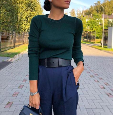 Loving the combination of emerald green and navy blue - just perfect with that chunky belt 😍 @tamunatsiklauri . . . . . . #ootd #workwear… Navy Blue Pants Outfit, Navy Pants Outfit, Emerald Green Outfit, Green Top Outfit, Green Outfits For Women, Blue Pants Outfit, Navy Blue Outfit, Pants Outfit Work, Green Pants Outfit