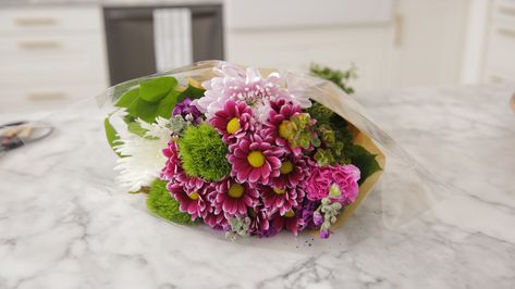 Turn 1 Super-Cheap Costco Bouquet into 3 Cute Arrangements — Grocery Store Flowers Sams Club Wedding Flowers, Sams Club Flowers, Cheap Flower Arrangements, Costco Flowers, Garden Hacks Diy, Cheap Flowers, Fresh Flowers Arrangements, Buy Flowers, Color Shapes