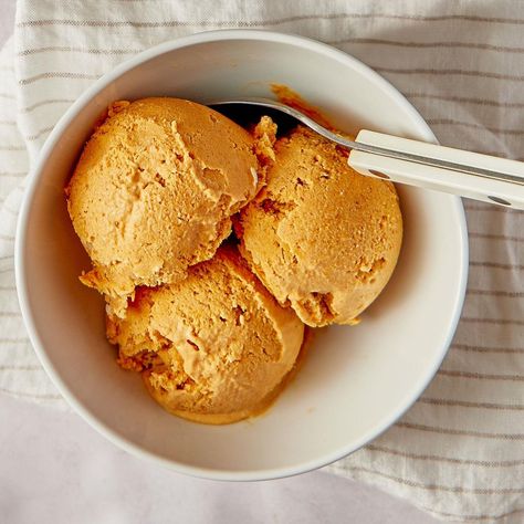 Pumpkin Ice Cream Recipe Pumpkin Cheesecake Ice Cream, Pumpkin Ice Cream Recipe, Pumpkin Spice Ice Cream, Ice Cream Shakes, Sorbet Ice Cream, Pumpkin Treats, Pumpkin Ice Cream, Thanksgiving Desserts Easy, Homemade Pumpkin Spice