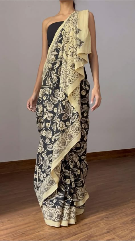 Drape Sari Style, Lehenga And Saree Drape, Saree Different Draping Styles, Different Draping Styles Of Saree, Sari Draping Styles Modern, Unique Saree Draping Modern Style, Dhoti Saree Drape, Stylish Saree Draping Style, Waterfall Saree Drape