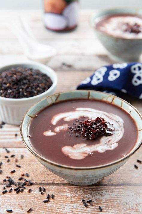 Black Glutinous Rice and Coconut Milk Dessert Soup #dessertsoup #chineserecipe #coconutmilk #blackglutinousrice #dessert #dessertrecipe | The Missing Lokness Coconut Milk Dessert, Red Bean Soup, Dessert Soup, Rice Desserts, Sweet Soup, Milk Dessert, Chinese Dessert, Dessert Photography, Thai Dessert