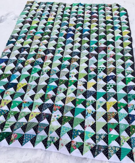 Scrap Buster Quilts, Scrapbuster Quilt, Quarter Square Triangle Quilts, Green Quilts, Patchwork Squares, Charm Quilts, Charm Pack Quilt, Patchwork Ideas, Triangle Quilts