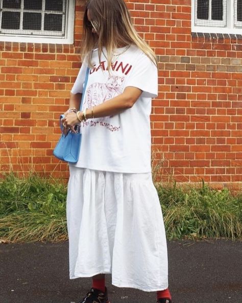 Morning Errands Outfit, Salomon Outfit Skirt, Salomon Summer Outfit, White Salomon Outfit, Sneaker Skirt Outfit, Summer Park Outfits, Salomon Xt6 Outfit, Salomon Outfit, White Skirt Outfits