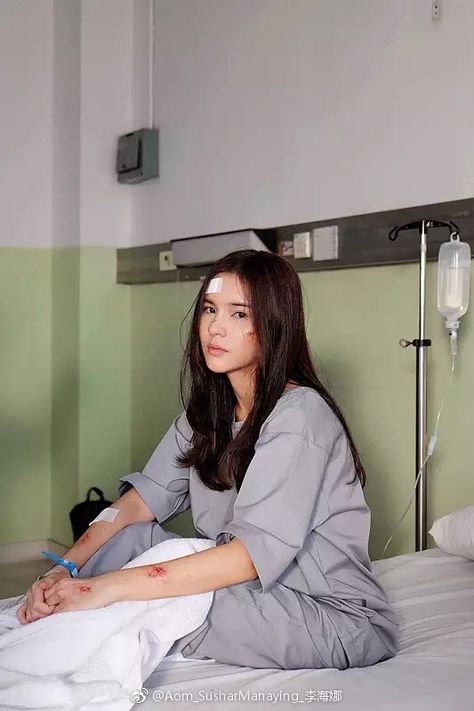 Injury Aesthetic, Holding Up The Universe, Hospital Photography, Girl Film, Broken Home, Bra Image, Scammer Pictures, Hospital Room, Romantic Novel