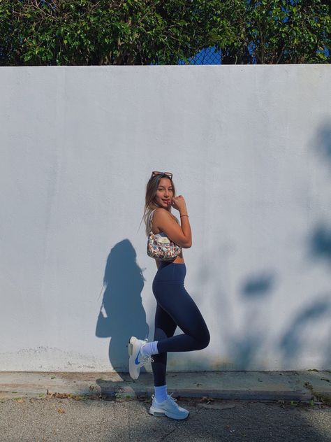 Photoshoot In Front Of Wall, Picture Poses Street Style, Poses In Front Of Wall Art, Photo Stance Ideas, Wall Posing Ideas, Mural Wall Picture Poses, Pose In Front Of Wall, White Wall Instagram Pics, Brick Wall Instagram Pictures