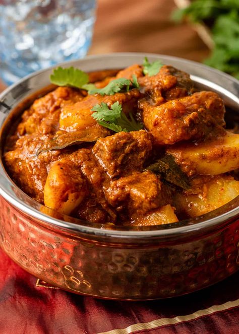 Indian Mutton Recipes, Indian Lamb Curry, Chinese Curry, Turkish Flat Bread, Lamb Vindaloo, Vindaloo Curry, Lamb Curry Recipes, Vindaloo Recipe, Beef Biryani