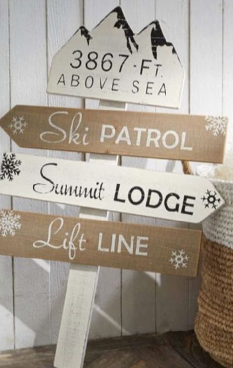 Ski Lodge Christmas Decor, Apres Ski Party Decoration, Lodge Christmas Tree, Ski Lodge Christmas, Ski Lodge Party, January Baby Shower, Lodge Christmas Decor, Décor Ski, Christmas Bazaar Ideas