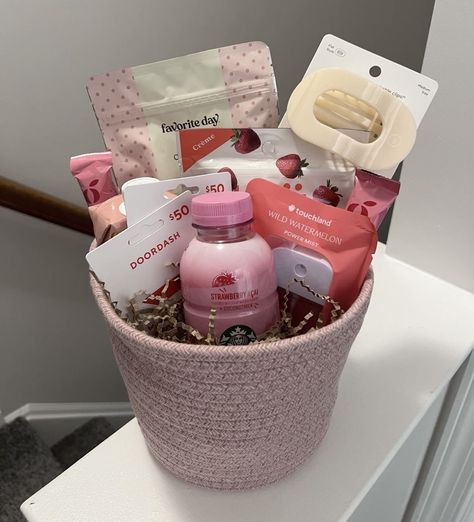 Pink Self Care Basket, Birthday Gifts For Best Friend Baskets, Gift Baskets For New Moms, Gift For Postpartum Mom, Best Postpartum Gifts, Postpartum Gifts For Mom, Cute Birthday Baskets For Best Friend, Friend Birthday Basket, Pink Basket Gift Ideas