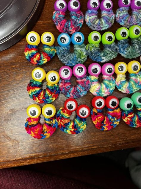 Googly Eye Crafts, Christmas Child Shoebox Ideas, Halloween Crochet Patterns, Operation Christmas Child, Kids Crochet, Crochet Wool, Holiday Crochet, Googly Eyes, Fun Crochet Projects