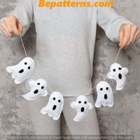 Diy Felt Halloween Decorations, Halloween Felt Garland Diy, Halloween Bunting Diy, Ghost Crafts For Adults, Ghost Bunting, Felt Halloween Garland, Homemade Halloween Decor, Halloween Felt Garland, Halloween Sewing Crafts