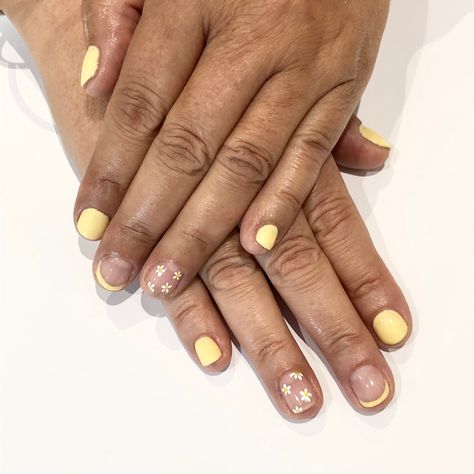 Yellow nail design with daisy details, gel polish on short nails Yellow Grad Dress, Short Nails Yellow, Very Short Nails, Yellow Nail Art, Yellow Nails Design, Yellow Nail, Nails Yellow, Manicure Ideas, Yellow Nails