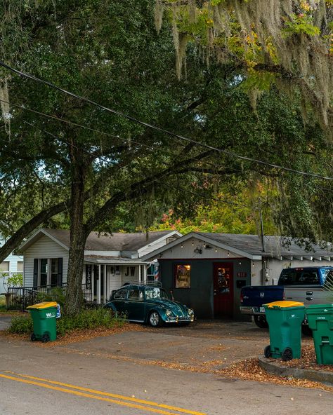 Fun fact: ‘Mount’ Dora is only 55 meters above sea level – not exactly a mountain, but the views are still pretty amazing! 🏞️😂 Throwback to our Florida road trip last year, where we made a stop in the charming town of Mt. Dora. 🌞🛣️ This little gem felt like stepping back in time, with cozy streets, colorful boutiques, and beautiful views over Lake Dora – perfect for unwinding. We spent the day exploring the historic district, grabbing some treats, and soaking up the laid-back vibe. If you’r... Small Town Florida, Florida Road Trip, Mount Dora, Historic District, Sea Level, The Vision, Back In Time, Small Town, Beautiful Views